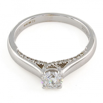 18ct white gold Diamond Ring size M